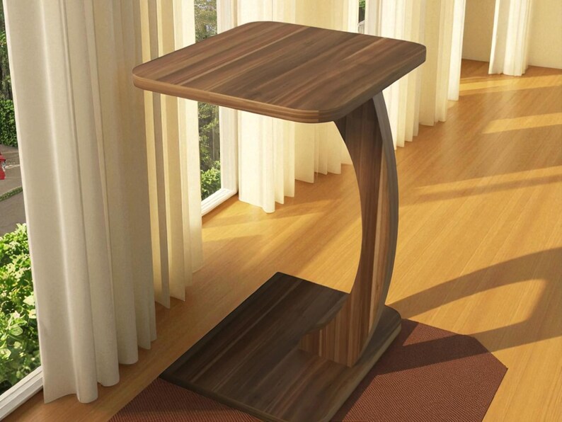 Pu&ograve; includere: Un tavolino in legno con piano quadrato e gamba curva. Il tavolo &egrave; in legno marrone scuro e ha una base rettangolare. Il tavolo &egrave; alto circa 61 cm.