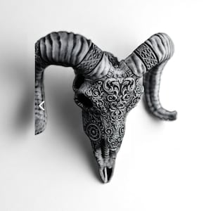 Handmade Sheep Skull Bust – 17 cm Gothic Figurine, Macabre Art Sculpture