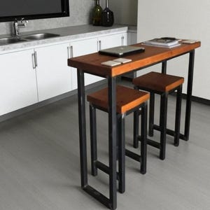 Set di tavoli da bar in legno naturale fatti a mano con 2 sgabelli – Tavolo alto rustico per cucina o bar di casa (120 x 40 cm)