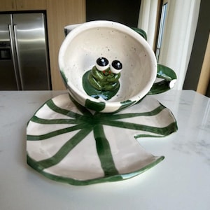 Handmade Frog Striped Mug – 390 ml (13.2 oz) Ceramic Cup with Cute Frog Figure – Fun Animal Lover Gift