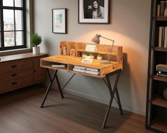 Può includere: Una scrivania in legno con una credenza integrata e gambe in metallo. La scrivania ha una finitura in legno naturale e presenta un ripiano, un cassetto e una piccola lampada. La scrivania si trova in una stanza con una finestra, un armadio e una libreria.