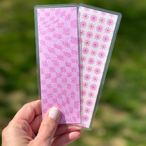 Pink Smiley Face & Floral Reversible Laminated Bookmark – Handmade Double-Sided Aesthetic Bookmark – Gift for Book Lovers — Book Club Gift