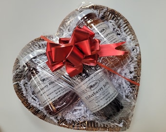 Cesto regalo di marmellate e gelatine di frutti di bosco: cesto a forma di cuore, piccolo lotto