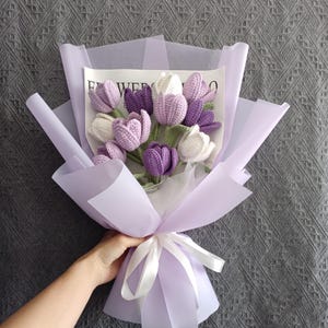 Häkelblumen, Häkeltulpe Bouquet, Häkelblumen, Geschenk für Freundin, Mutter, Geburtstag, eingewickelte gehäkelte lila Tulpe