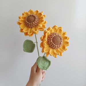 Häkelblume, handgemacht, Strickblume, Lilie, Gänseblümchen, Sonnenblume, Unikat, DIY, Strickblume, Unikat, Stricken, florale Faserkunst, Geschenk, Valentinstaggeschenk