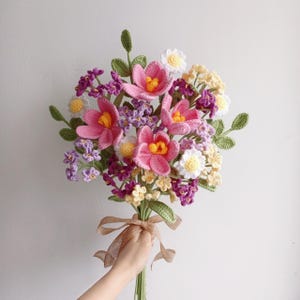 Häkelblume, handgemacht, Strickblume, Blume, Blumenstrauß, Unikat, DIY, stricken, personalisiert, Strickmuster, florale Faserkunst, Geschenk, Valentinstaggeschenk