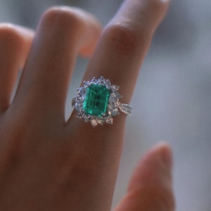 Luxury Emerald Halo Ring - Vintage Royal Engagement Ring - Art Deco Green Gemstone Statement Ring - Classic Bridal Jewelry Collection