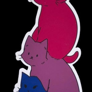 以下が含まれることがあります： 3匹の猫が縦に重なったイラストのステッカー。一番上の猫はマゼンタ、真ん中の猫は紫、一番下の猫は青色です。それぞれの猫はシンプルな顔立ちで、デザイン全体が太い白い枠線で囲まれています。