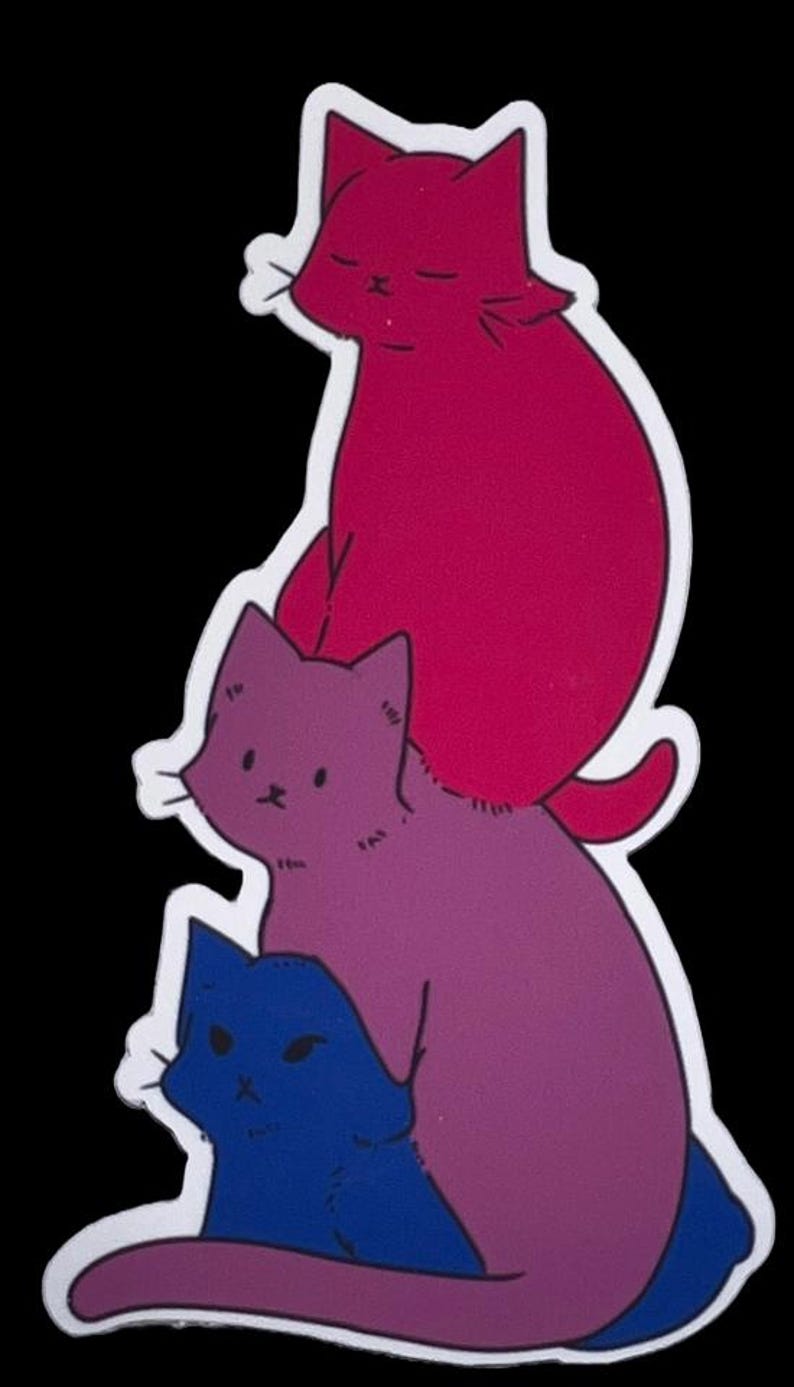 以下が含まれることがあります： 3匹の猫が縦に重なったイラストのステッカー。一番上の猫はマゼンタ、真ん中の猫は紫、一番下の猫は青色です。それぞれの猫はシンプルな顔立ちで、デザイン全体が太い白い枠線で囲まれています。