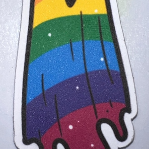 K&ouml;nnte beinhalten: Ein farbenfroher Aufkleber mit einem Cartoon-Geist in Regenbogenfarben. Der Geist hat ein l&auml;chelndes Gesicht mit schwarzen Augen und einem schwarzen Mund. Die Regenbogenfarben umfassen Rot, Orange, Gelb, Gr&uuml;n, Blau, Lila und einen Hauch von Wei&szlig;.