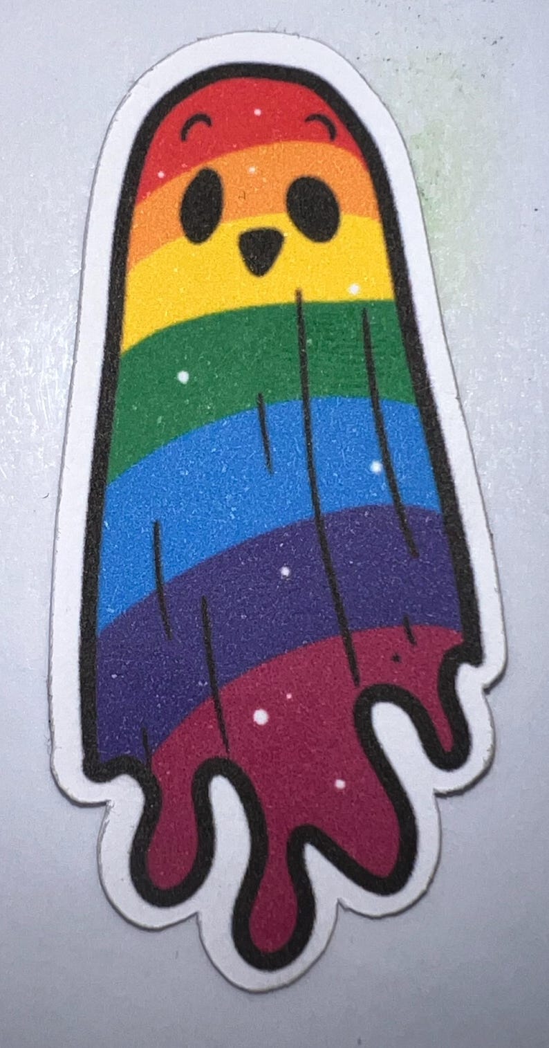 K&ouml;nnte beinhalten: Ein farbenfroher Aufkleber mit einem Cartoon-Geist in Regenbogenfarben. Der Geist hat ein l&auml;chelndes Gesicht mit schwarzen Augen und einem schwarzen Mund. Die Regenbogenfarben umfassen Rot, Orange, Gelb, Gr&uuml;n, Blau, Lila und einen Hauch von Wei&szlig;.