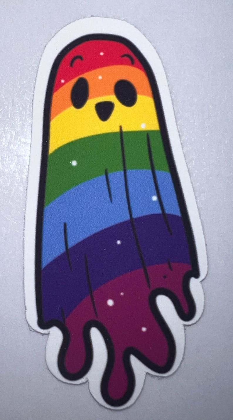 K&ouml;nnte beinhalten: Ein farbenfroher Aufkleber mit einem Cartoon-Geist in Regenbogenfarben. Der Geist hat einen wei&szlig;en Umriss und ein l&auml;chelndes Gesicht mit schwarzen Augen. Die Regenbogenfarben umfassen Rot, Orange, Gelb, Gr&uuml;n, Blau, Lila und einen dunkelvioletten Tropfeffekt am unteren Rand.