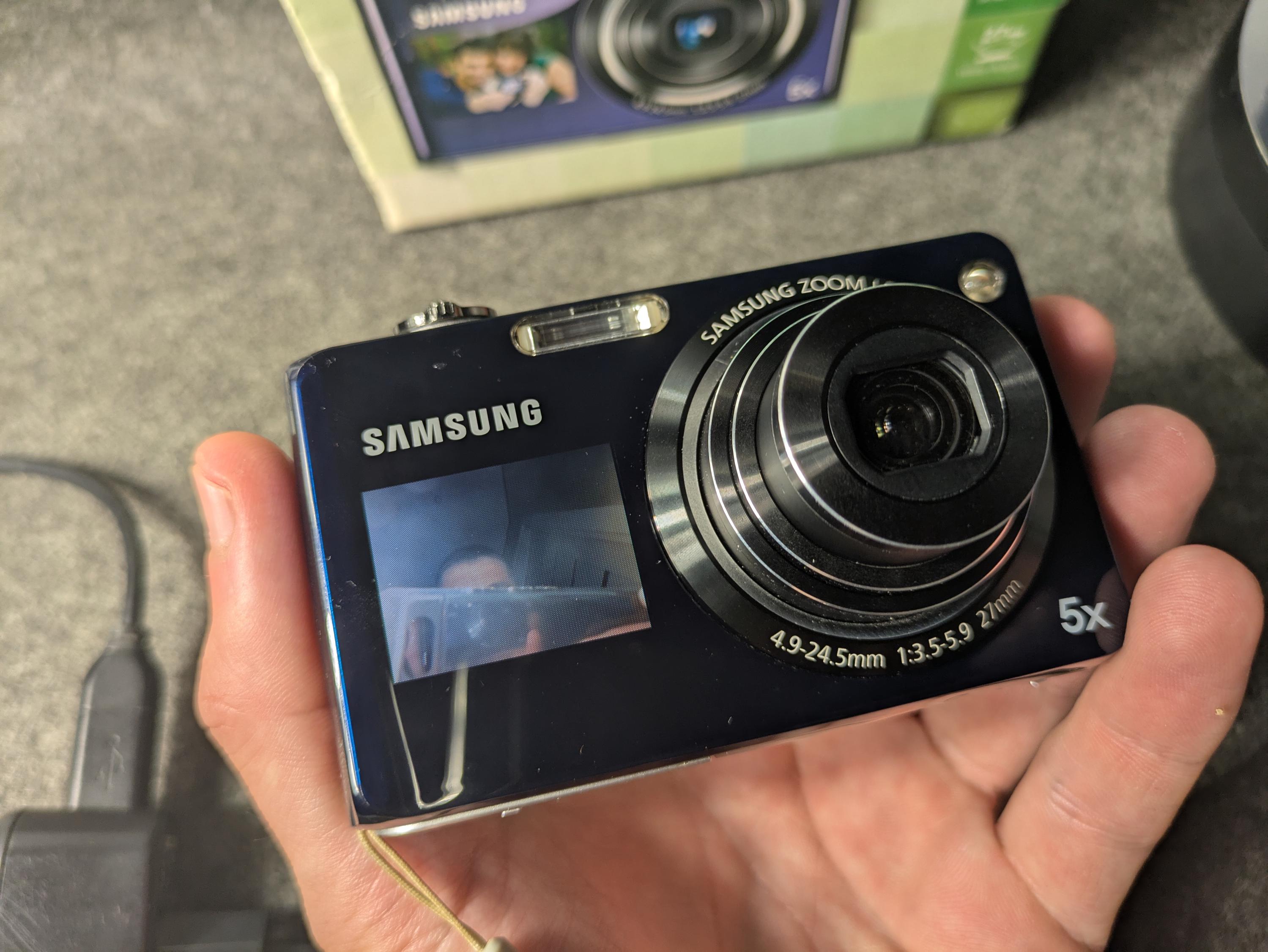 Samsung PL150 Dual Screen Digital Camera: 12MP Compact Point & Shoot ...