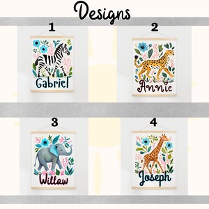 Puede incluir: Cuatro impresiones art&iacute;sticas de pared con tem&aacute;tica de animales con colgadores de madera. Cada impresi&oacute;n presenta un animal diferente: una cebra, un guepardo, un elefante y una jirafa, rodeados de elementos florales. Cada impresi&oacute;n tiene un nombre escrito debajo.