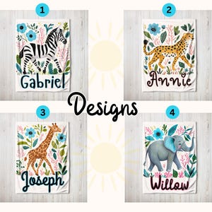 Peut inclure: Quatre couvertures pour b&eacute;b&eacute; personnalis&eacute;es avec diff&eacute;rents motifs d'animaux. Les couvertures pr&eacute;sentent un z&egrave;bre, un gu&eacute;pard, une girafe et un &eacute;l&eacute;phant. Chaque couverture a un motif floral et un nom en bas. Les noms sont Gabriel, Annie, Joseph et Willow.