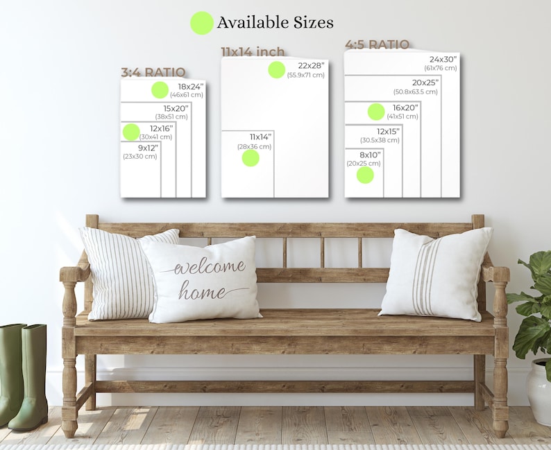 Puede incluir: Un banco de madera con dos cojines decorativos y una planta verde. Encima del banco hay tres impresiones enmarcadas en blanco que muestran los tama&ntilde;os disponibles, incluyendo 28x36 cm, 46x61 cm y 61x76 cm. Un coj&iacute;n tiene el texto "welcome home".