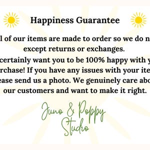 Puede incluir: Gr&aacute;fico con el texto "Happiness Guarantee" y una garant&iacute;a sobre devoluciones y cambios. El texto es negro, con un gr&aacute;fico de sol amarillo a cada lado. El logotipo "Juno & Poppy Studio" est&aacute; en la parte inferior.