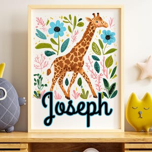 Puede incluir: Una impresi&oacute;n art&iacute;stica enmarcada que presenta una jirafa con manchas marrones, rodeada de flores azules y follaje verde. El nombre "Joseph" est&aacute; escrito en una fuente cursiva. La obra de arte tiene un marco de madera clara y se exhibe sobre una superficie de madera.