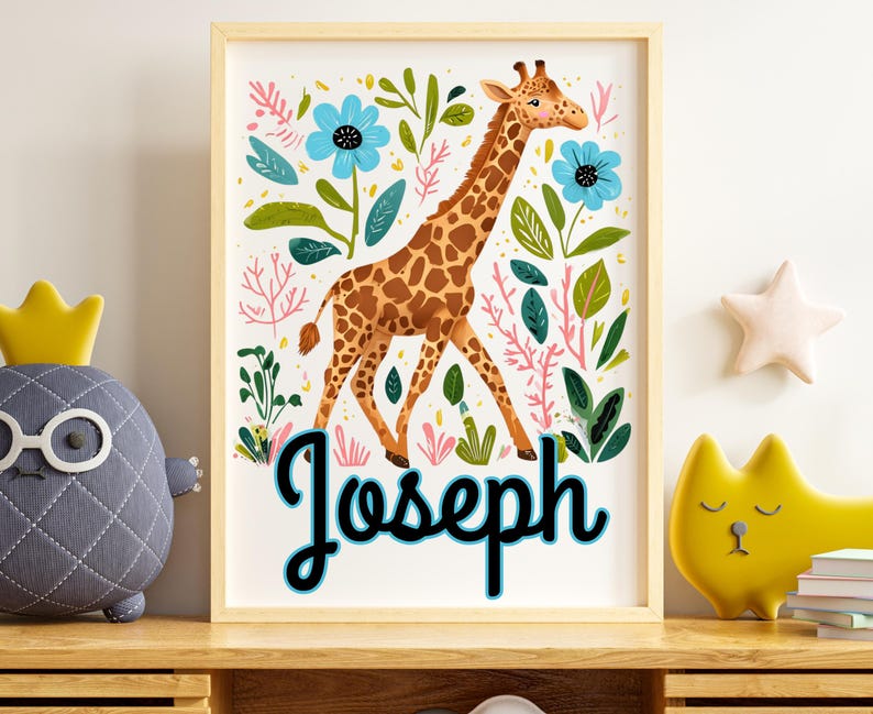 Puede incluir: Una impresi&oacute;n art&iacute;stica enmarcada que presenta una jirafa con manchas marrones, rodeada de flores azules y follaje verde. El nombre "Joseph" est&aacute; escrito en una fuente cursiva. La obra de arte tiene un marco de madera clara y se exhibe sobre una superficie de madera.