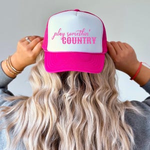 Gorra de camionero "Play Something Country", gorra de concierto "Western Cowgirl Country", gorra de festival de música country, regalo para mamá de rodeo, gorra de camionero de Nashville Pink