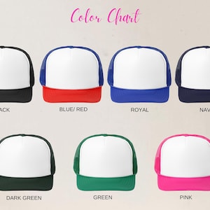 Puede incluir: Una carta de colores que muestra gorras de camionero en varios colores. Las gorras tienen un panel frontal blanco, una parte trasera de malla y una visera de color. Los colores incluyen negro, azul/rojo, azul real, marino, verde oscuro, verde y rosa. El texto "Color Chart" est&aacute; en la parte superior.