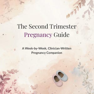 Pu&ograve; includere: Copertina di un libro con il titolo "The Second Trimester Pregnancy Guide" in testo nero e viola. La copertina presenta un design ad acquerello con elementi floreali e un paio di scarpine da bambino. &Egrave; presente anche il testo "A Week-by-Week, Clinician-Written Pregnancy Companion".