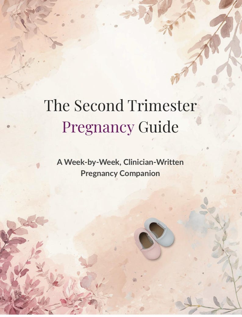 Pu&ograve; includere: Copertina di un libro con il titolo "The Second Trimester Pregnancy Guide" in testo nero e viola. La copertina presenta un design ad acquerello con elementi floreali e un paio di scarpine da bambino. &Egrave; presente anche il testo "A Week-by-Week, Clinician-Written Pregnancy Companion".