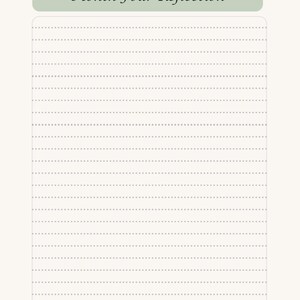 Pu&ograve; includere: Una pagina di diario con la scritta "Month Four Reflection" in un rettangolo verde in alto. La pagina ha linee tratteggiate per scrivere su uno sfondo color crema.