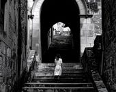 Le passage, Photographie artistique en noir et blanc capturant la solitude et le mystère pour décoration murale, art contemporain