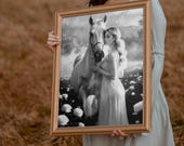 Harmonie, Art mural imprimable, décoration murale, affiche complicité artistique représentant une femme et son cheval en noir et blanc