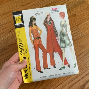 K&ouml;nnte beinhalten: Ein Vintage-Schnittmuster f&uuml;r einen Pullover, eine Weste oder eine Hose. Das Schnittmuster ist f&uuml;r Damen in den Gr&ouml;&szlig;en 10-16, Brustumfang 32 1/2. Das Schnittmuster ist von McCall's und ist Schritt f&uuml;r Schritt. Das Schnittmuster wird f&uuml;r Strickwaren empfohlen.