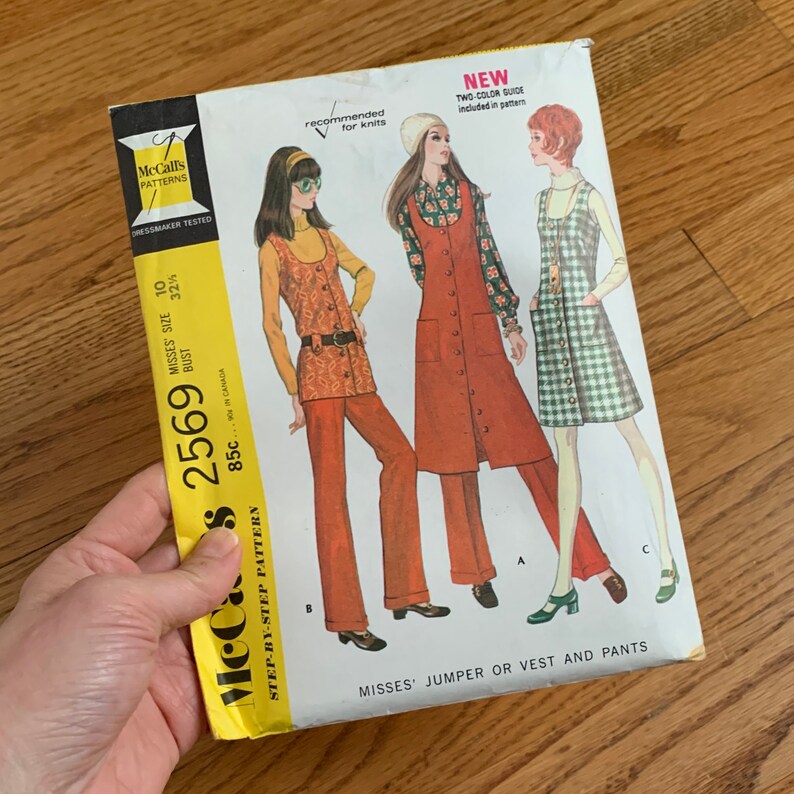 K&ouml;nnte beinhalten: Ein Vintage-Schnittmuster f&uuml;r einen Pullover, eine Weste oder eine Hose. Das Schnittmuster ist f&uuml;r Damen in den Gr&ouml;&szlig;en 10-16, Brustumfang 32 1/2. Das Schnittmuster ist von McCall's und ist Schritt f&uuml;r Schritt. Das Schnittmuster wird f&uuml;r Strickwaren empfohlen.