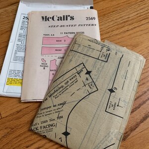 K&ouml;nnte beinhalten: Ein Vintage-Schnittmuster von McCall's f&uuml;r einen Pullover oder eine Weste, Gr&ouml;&szlig;e 10M. Das Schnittmuster ist auf braunem Papier mit schwarzem Text gedruckt und enth&auml;lt Anweisungen f&uuml;r die Einlage, das Zuschneiden und das N&auml;hen. Die Schnittmuster-Nummer lautet 2569.