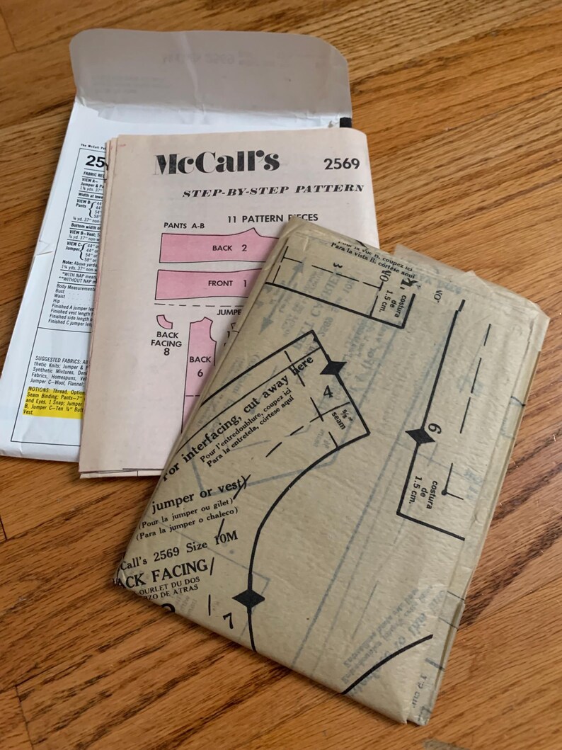 K&ouml;nnte beinhalten: Ein Vintage-Schnittmuster von McCall's f&uuml;r einen Pullover oder eine Weste, Gr&ouml;&szlig;e 10M. Das Schnittmuster ist auf braunem Papier mit schwarzem Text gedruckt und enth&auml;lt Anweisungen f&uuml;r die Einlage, das Zuschneiden und das N&auml;hen. Die Schnittmuster-Nummer lautet 2569.
