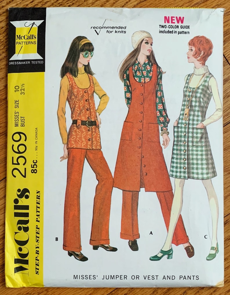 K&ouml;nnte beinhalten: Ein Vintage-Schnittmuster f&uuml;r einen Pullover oder eine Weste und eine Hose. Das Schnittmuster ist f&uuml;r Damen in den Gr&ouml;&szlig;en 10-32 1/2 und enth&auml;lt eine zweifarbige Anleitung. Das Schnittmuster ist von McCall's und ist Schritt f&uuml;r Schritt.