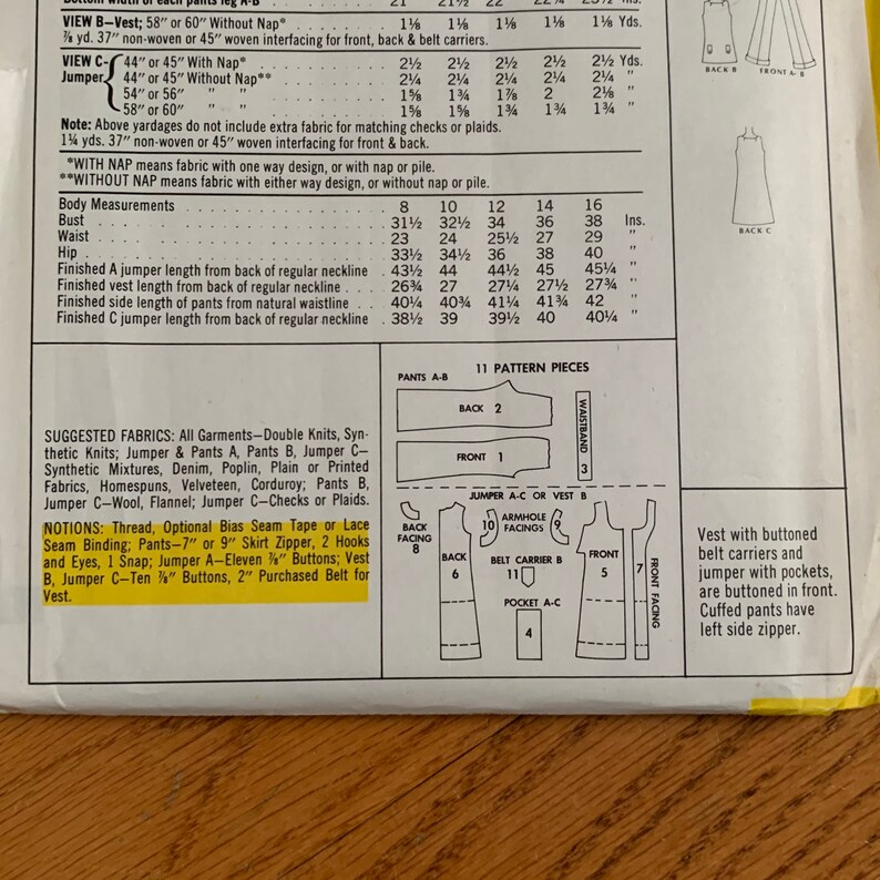K&ouml;nnte beinhalten: N&auml;hanleitung f&uuml;r einen Pullover, eine Weste und eine Hose. Das Schnittmuster enth&auml;lt Ma&szlig;e f&uuml;r verschiedene Gr&ouml;&szlig;en, Stoffempfehlungen und ben&ouml;tigte N&auml;hzubeh&ouml;r. Die Schnittmusterteile sind beschriftet und nummeriert, um die Identifizierung zu erleichtern.