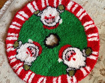 1970s Handmade Latch Hook Santa Christmas Tree Skirt 32"