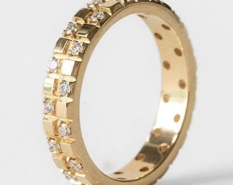 Puede incluir: Un anillo de banda de oro con un diseño texturizado y pequeños diamantes engastados en la banda.