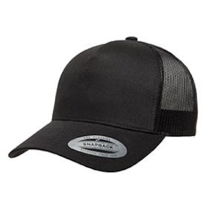 Könnte beinhalten: Schwarze Snapback-Trucker-Cap mit gebogenem Schirm. Die Kappe hat eine feste Vorderseite und ein Mesh-Rückenteil für Atmungsaktivität. Auf der Vorderseite befindet sich ein kleines, ovales Etikett mit der Aufschrift "SNAPBACK".