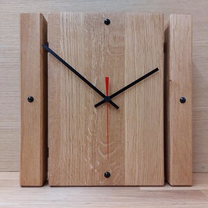 Wall clock/table clock made of wood, 30x30x4 [cm], solid oak, modern design, quiet, rectangular, analog quartz clock, unique handmade, square