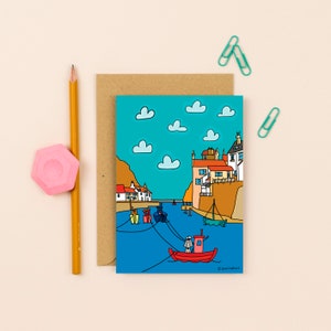 Staithes Over the Bay Carte De Vœux | Illustration de Sarah Westwood | Anniversaire et carte de voeux vierge | Art côtier | Illustration faite main | Carte chien