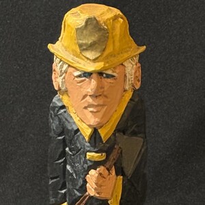 Rustikale Feuerwehrmann Figur Hand geschnitzt und bemalt | Totempfahl Stil Dalmatiner Hund, Hydrant, LKW | Jahrgang 1993 Künstler signiert