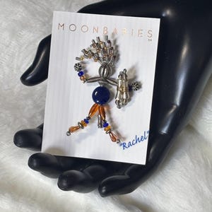 Broche de graduación vintage Moonbabies de Ava Minsky Foxman. Broche de muñeca de cuentas hecho a mano con pergamino de diploma. Regalo para maestros o graduados.