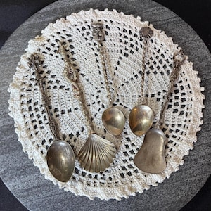 Collection de 5 cuillères vintage en métal argenté | Cuillères de service et souvenirs ornées | Décoration champêtre française | Style bar à thé