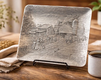 plaque vintage en aluminium forgé Wendell August | Scène de ferme Americana faite main | Carré d'art en métal Pennsylvanie des années 30-40 des années 30 9"