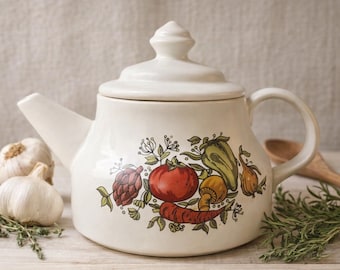 ヴィンテージ マッコイ スパイス・オブ・ライフ ティーポット USA 240 | ミッドセンチュリー風野菜モチーフ | ファームハウスキッチン装飾 | コテージコア ティーポット