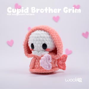 Puede incluir: Una figura amigurumi de ganchillo de un personaje con forma de calavera que lleva una capa con capucha rosa y sostiene un corazón rosa. El texto "Cupid Brother Grim" y "PDF Amigurumi Pattern" están en la parte superior.