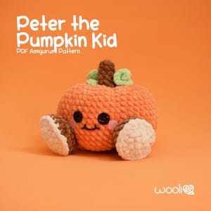 Könnte beinhalten: Ein gehäkeltes Kürbis-Amigurumi-Spielzeug mit einem süßen Gesicht, das einen braunen Stiel und grüne Blätter trägt. Das Spielzeug heißt "Peter the Pumpkin Kid" und ist ein PDF-Amigurumi-Muster.