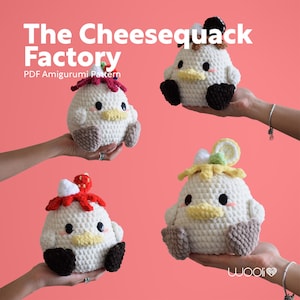 Può includere: Quattro cheesecake amigurumi all'uncinetto con diverse guarnizioni, tra cui fragola, limone e cioccolato. I cheesecake sono bianchi con i piedi marroni e sono tenuti da mani. Il testo "The Cheesequack Factory" e "PDF Amigurumi Pattern" è in alto nell'immagine.