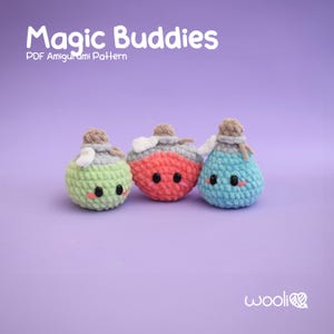 Puede incluir: Tres botellas de poción amigurumi de crochet en verde, naranja y azul. Cada botella tiene una cara linda con ojos negros y una pequeña sonrisa. Las botellas están dispuestas en una fila sobre un fondo morado. El texto "Magic Buddies" y "PDF Amigurumi Pattern" está en la parte superior de la imagen. El texto "wooli" está en la parte inferior de la imagen.